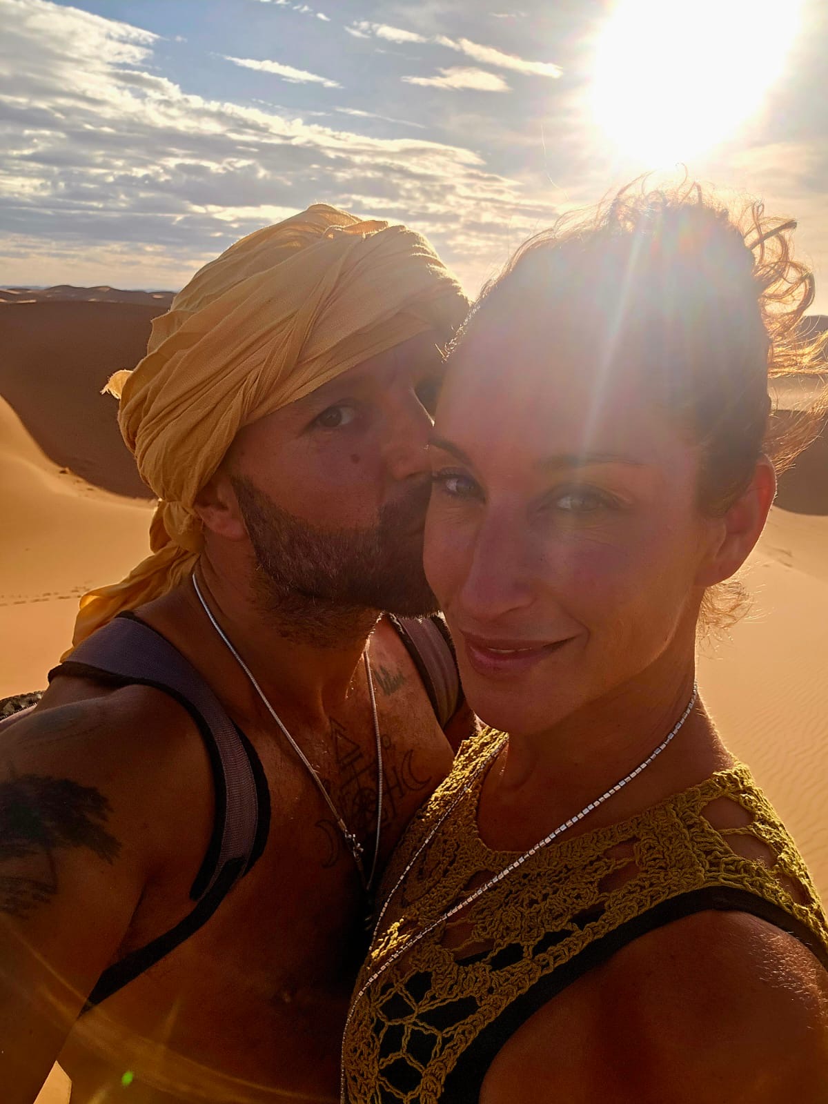 Melissa y Emmanuel en las dunas del desierto a contraluz