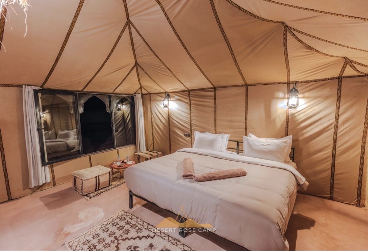 Tienda de lujo con cama doble y alfombra bereber