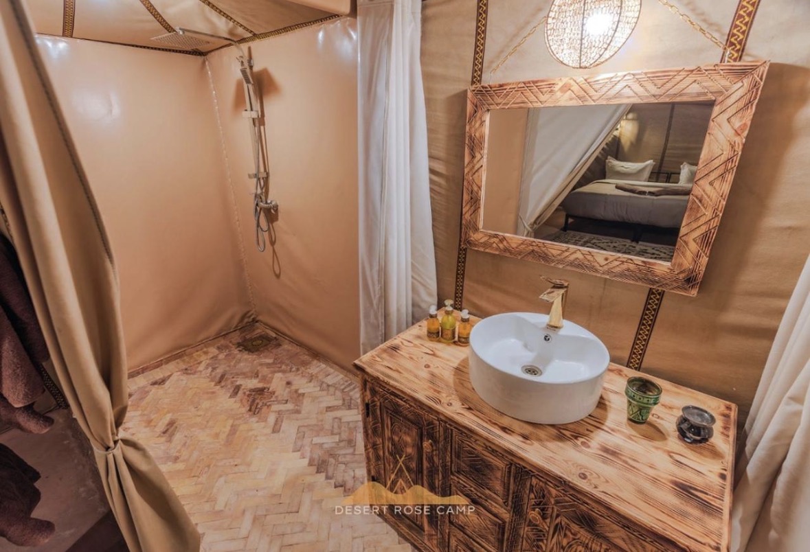 Baño privado en la tienda con ducha y lavabo artesanal