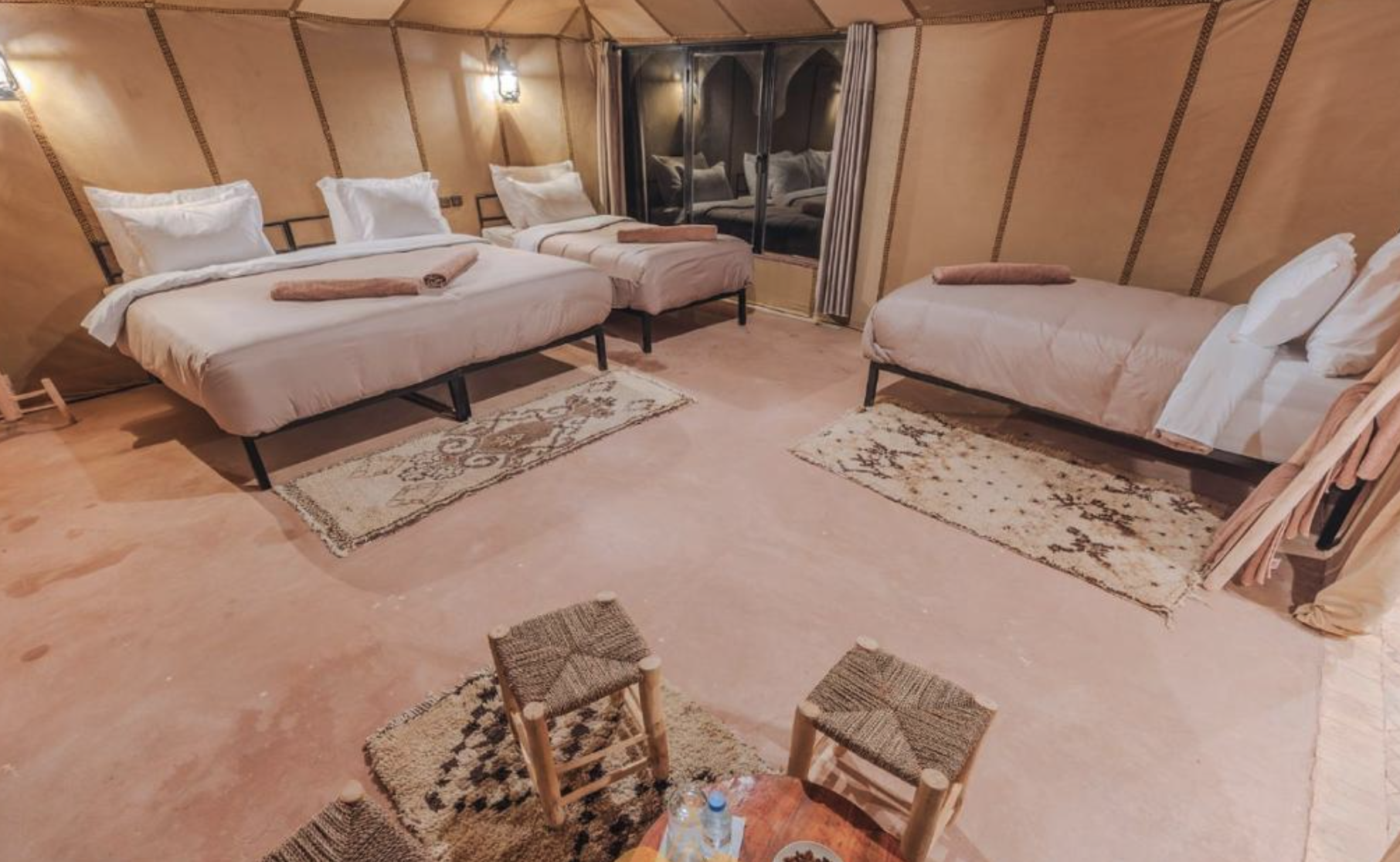 Habitación en tienda de lujo con camas y alfombras bereberes